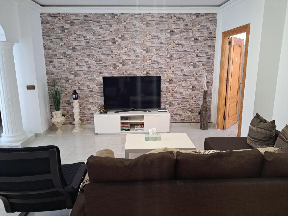 Spacious In Noelia With Private Pool, Garden & Parking Vakantiehuis Benalmádena
